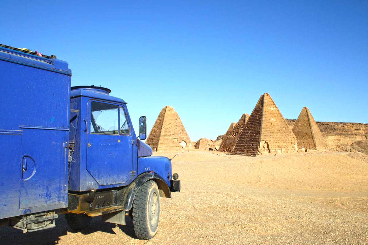 Mit dem Hanomag am Jebel Barkal im Sudan