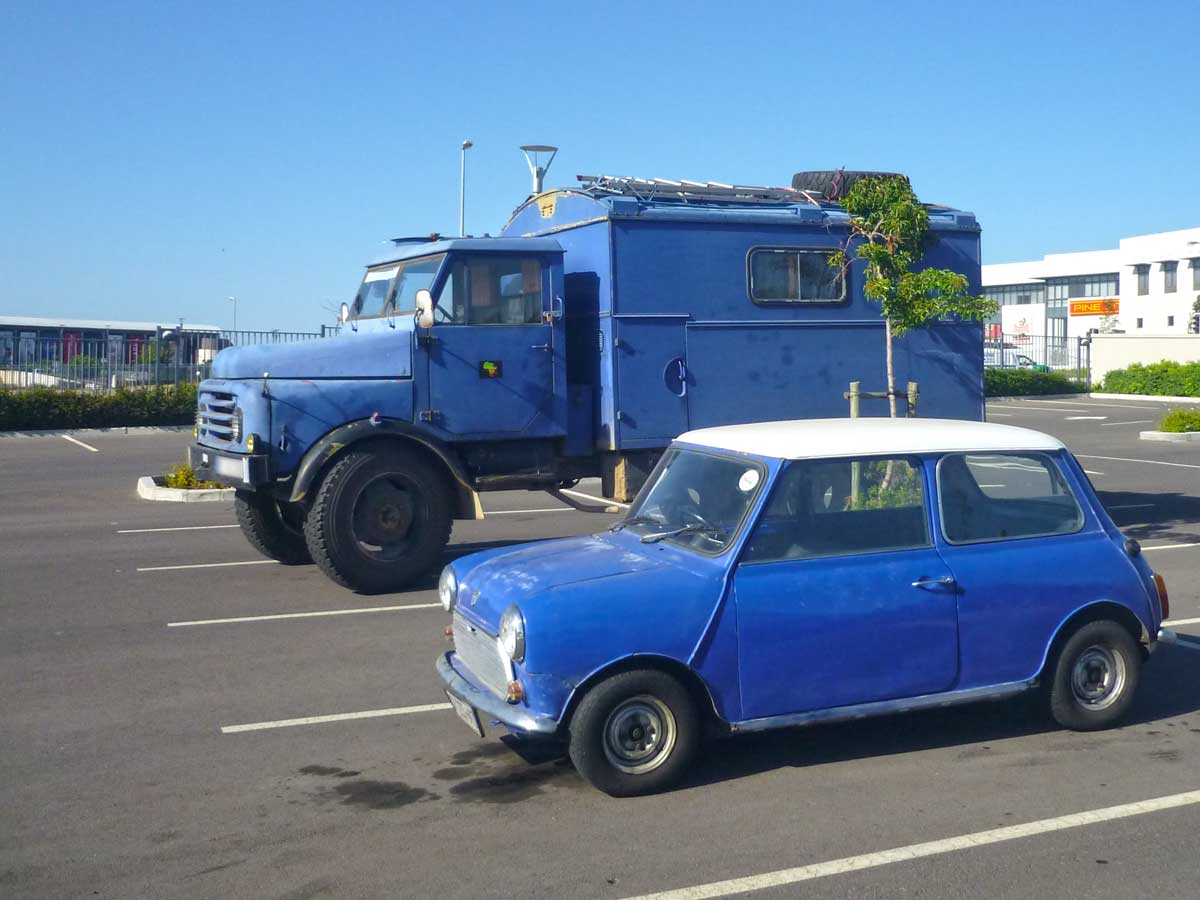 blauer Hanomag triftt blauen Mini in Kapstadt, Südafrika