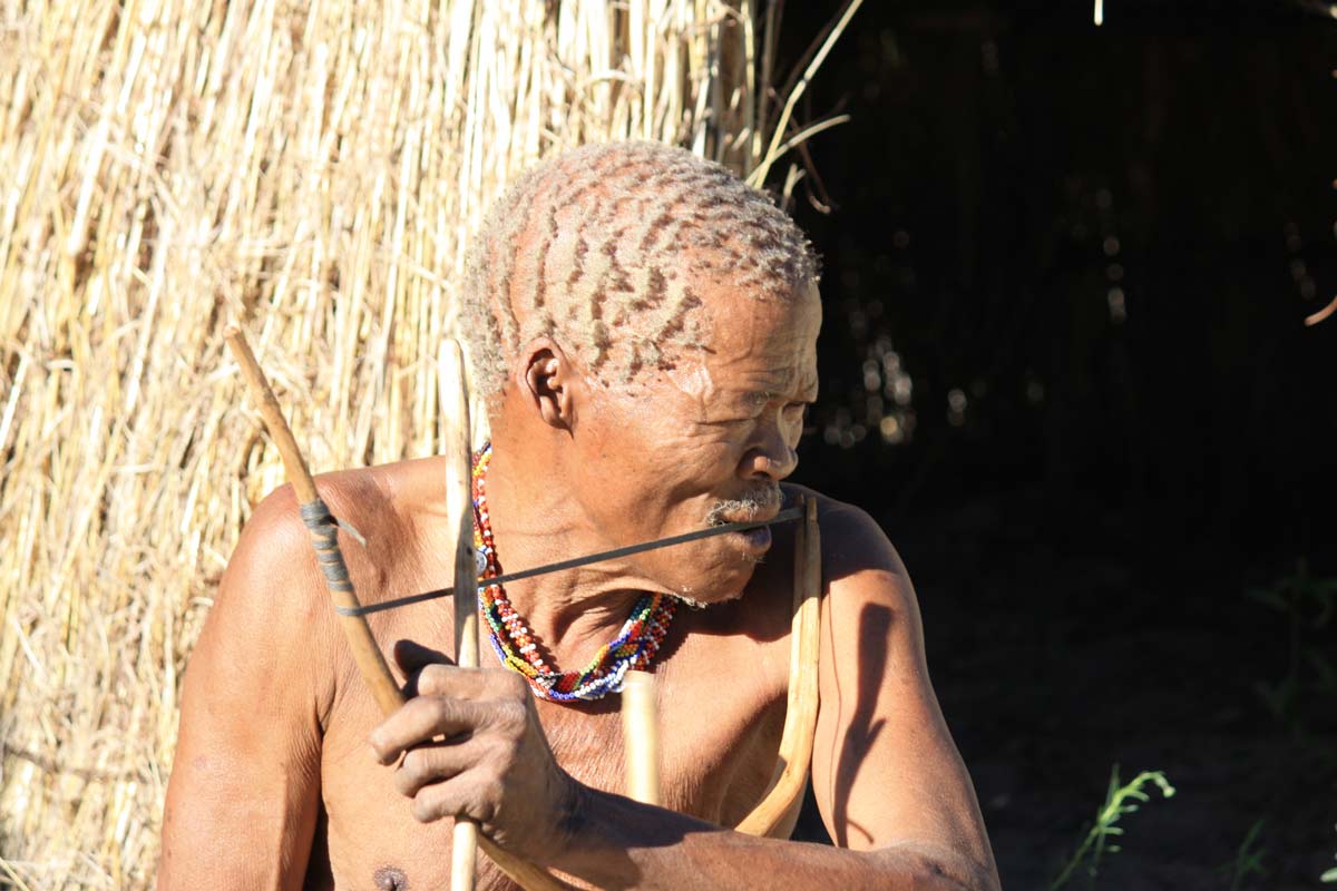 San in Namibia mit traditionellem Instrument