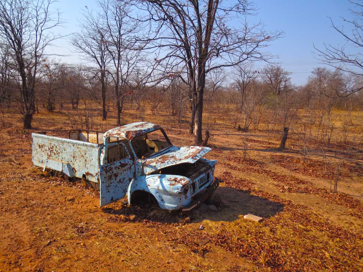 verlassene Schrottautos am Strassenrand in Simbabwe