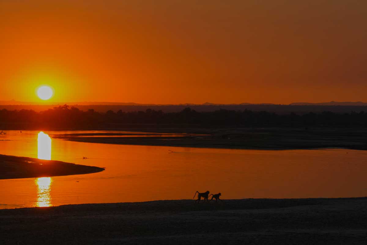 Sonnenuntergang über dem Luangwa Fluss, Wildlife Camp in Mfuwe, Sambia