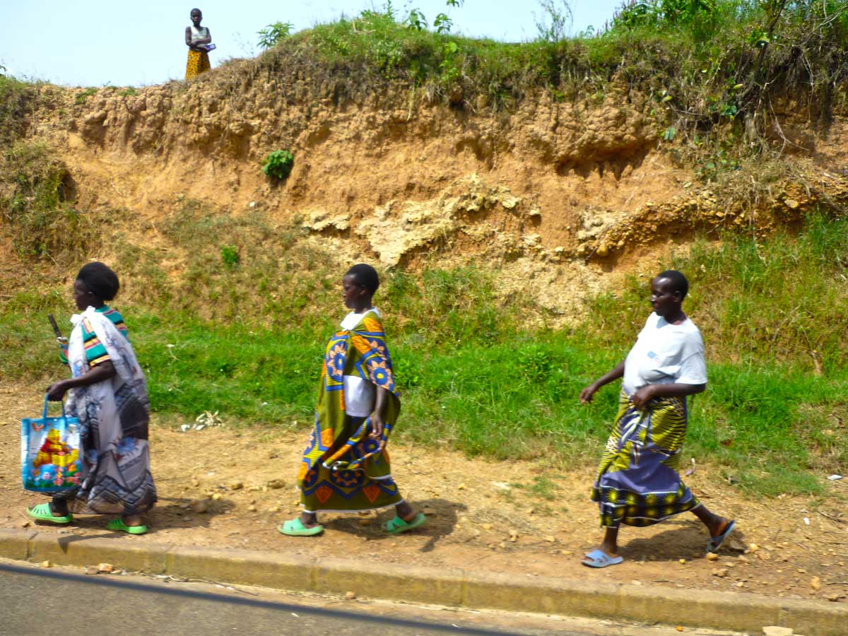 Drei Frauen in bunten Röcken in Ruanda