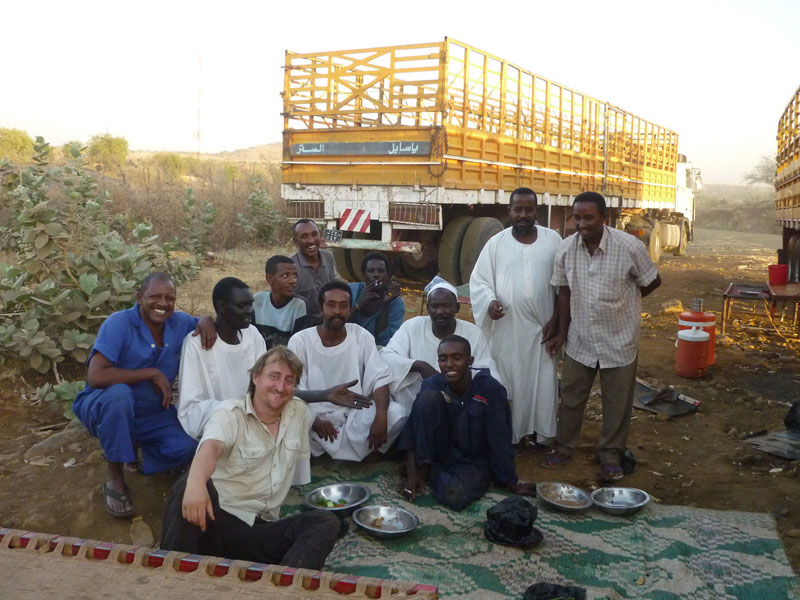 WIr essen gemeinsam mit LKW Fahrern aus dem Sudan an der Grenze zu Äthiopien