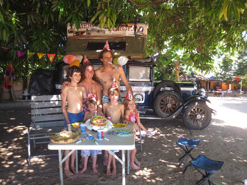 Familie Zapp – mit 4 Kindern im 86-jährigen Oldtimer um die Welt